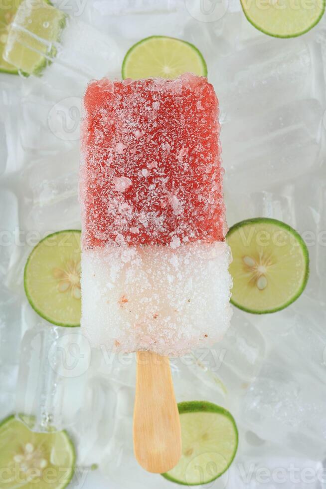 rojo y blanco Fresco Fruta paleta de hielo hielo frío verano postre foto