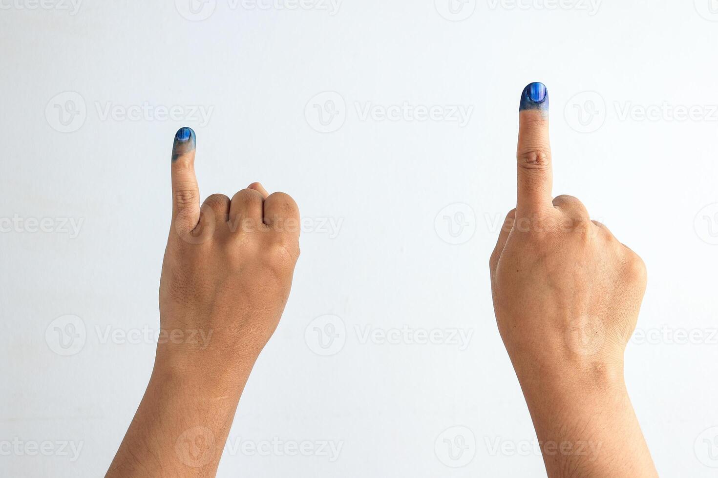 dos mand mano con púrpura marca votación tinta foto