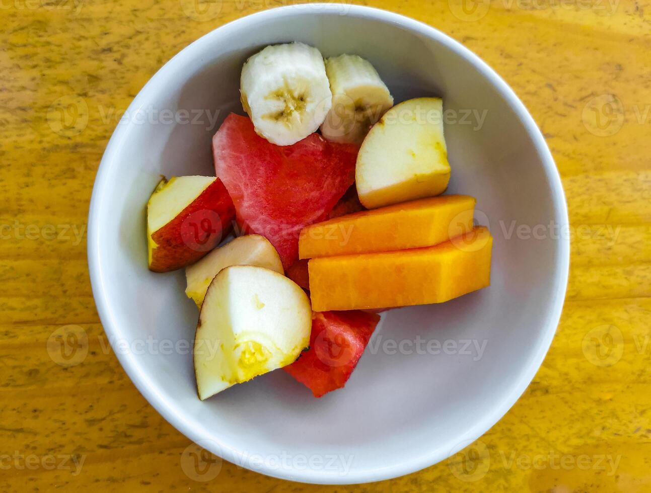 Fruta en cuenco para desayuno sandía manzana fresa mango banana. foto
