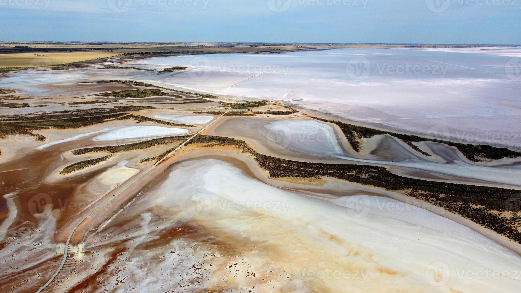 un hermosa patrones aéreo ver de lago tyrrell, es un poco profundo, con costra de sal depresión en el Mallee distrito de noroeste victoria, Australia. foto