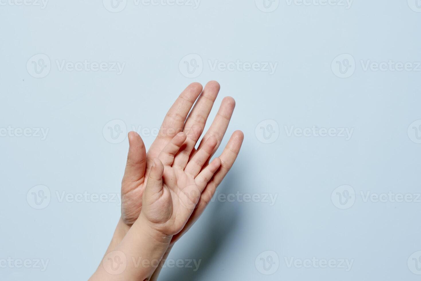 adulto y bebé mano juntos foto