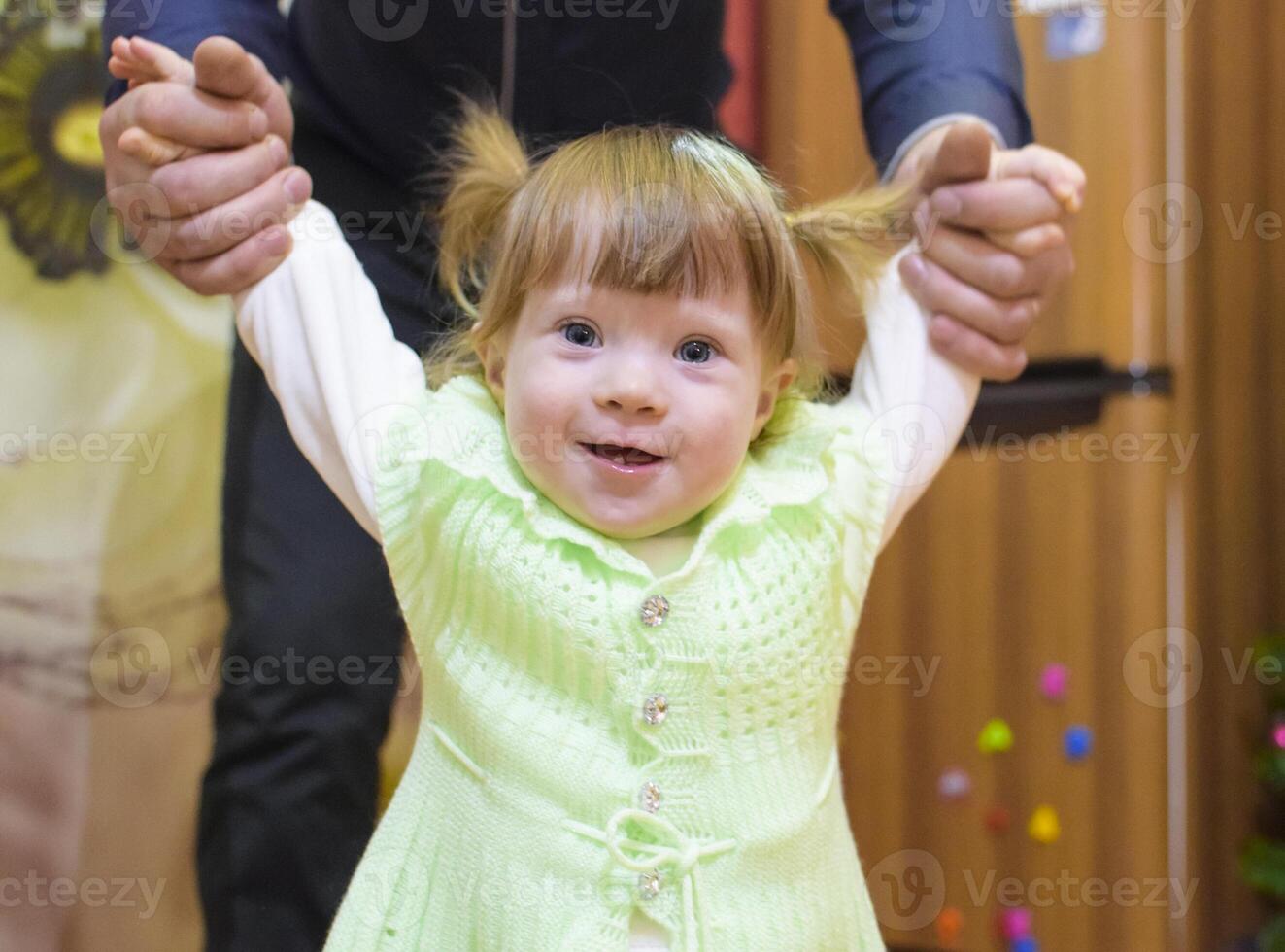 uno año antiguo bebé niña en ángel alas. niño con el papa. papá foto