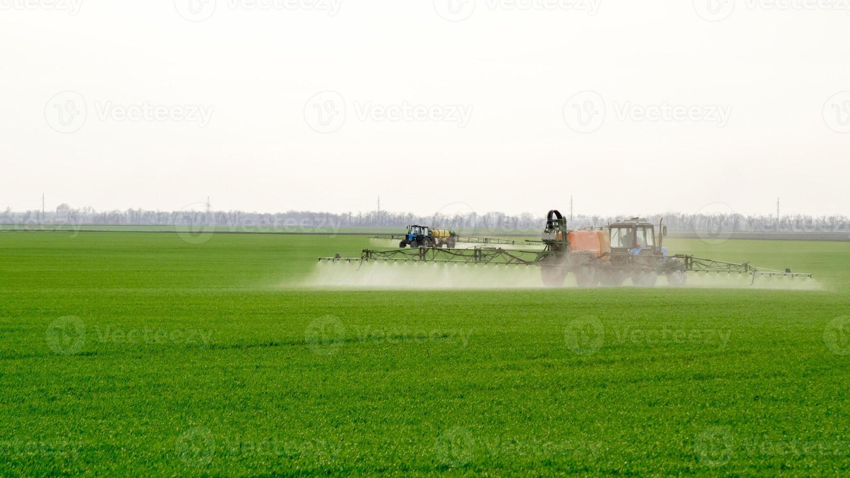 tractor con un rociar dispositivo para finamente disperso fertilizante. foto