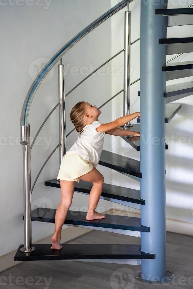 Puerta de seguridad para puerta para bebés, cerca blanca para seguridad de  niños en escaleras o puerta para perros. 4631659 Foto de stock en Vecteezy