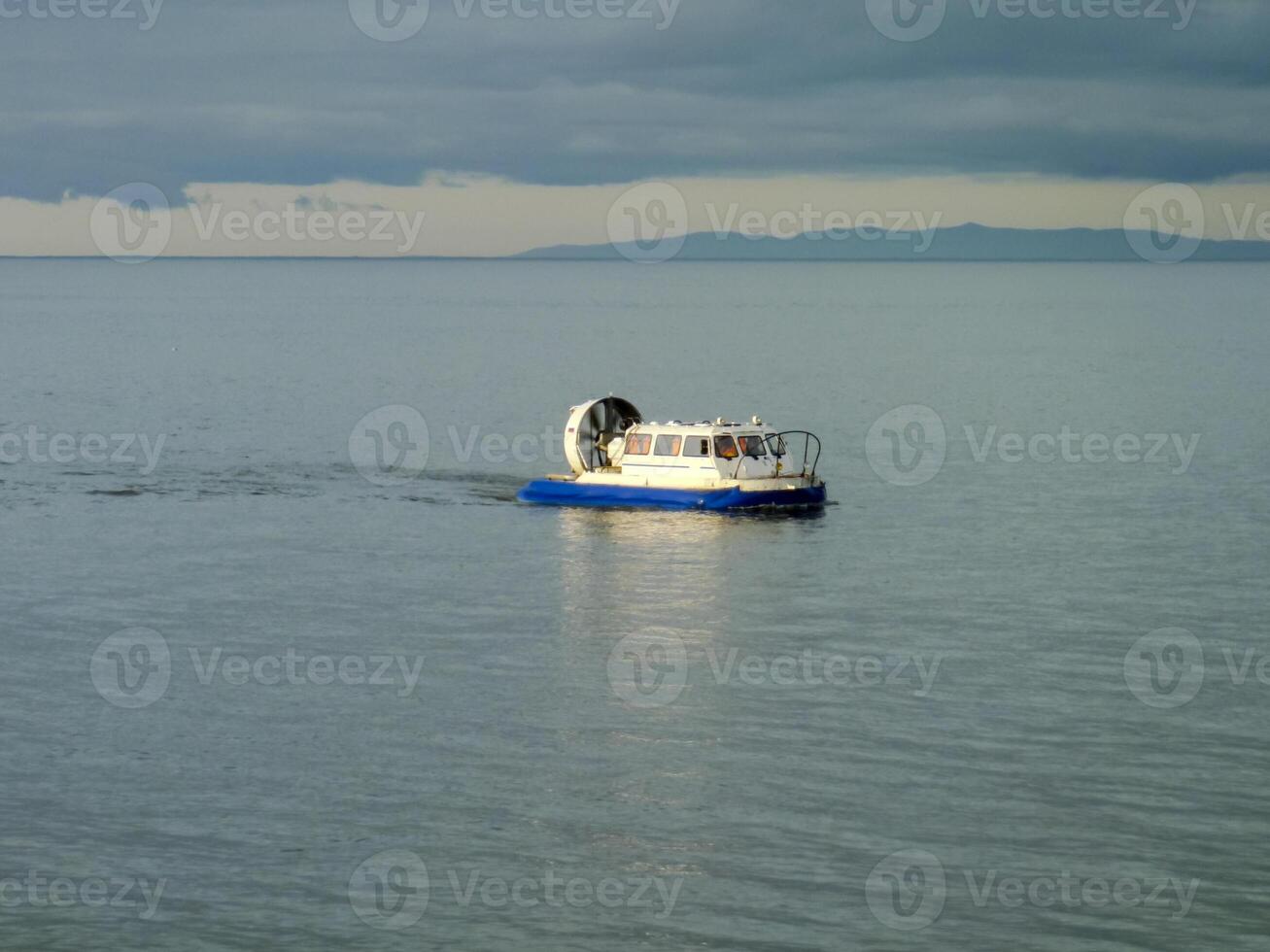 un pequeño Servicio Embarcacion en un carga industrial puerto. un Embarcacion en el mar foto