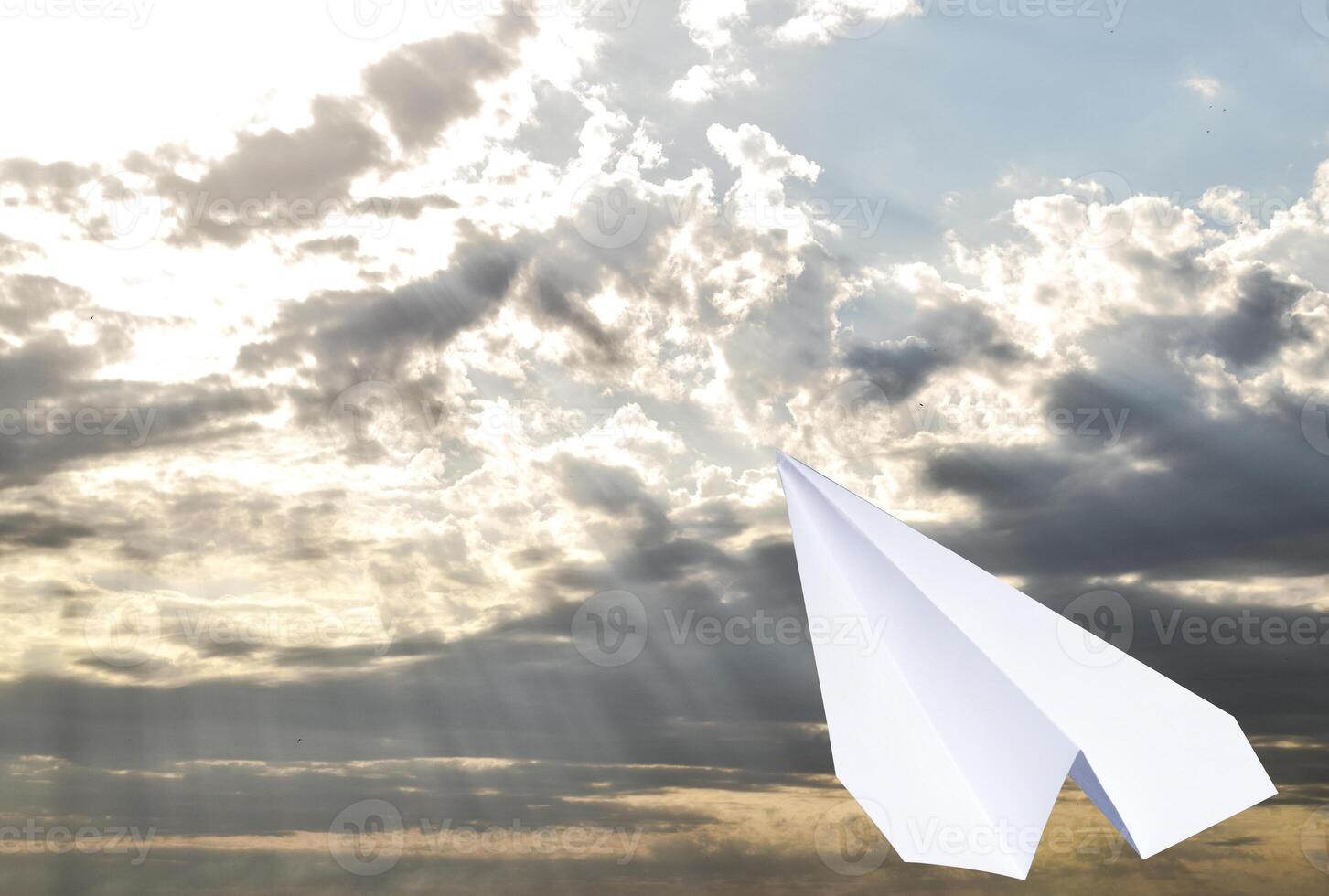 blanco papel avión en un azul cielo con nubes el mensaje símbolo en el Mensajero foto