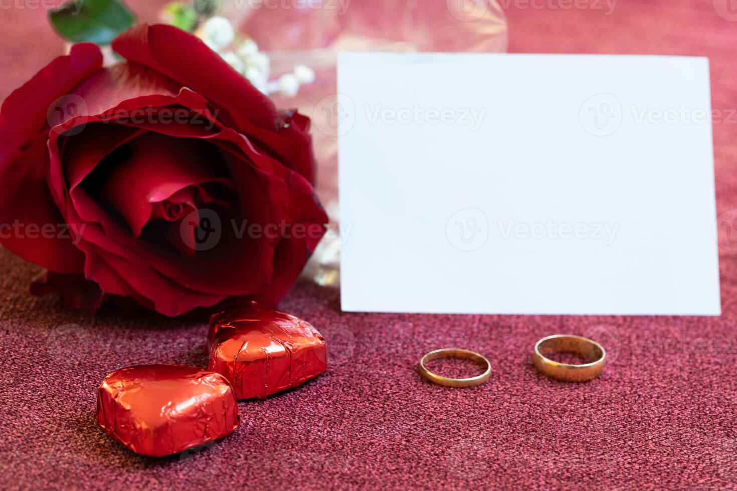 san valentin día tarjeta Rosa dorado anillos y chocolates foto