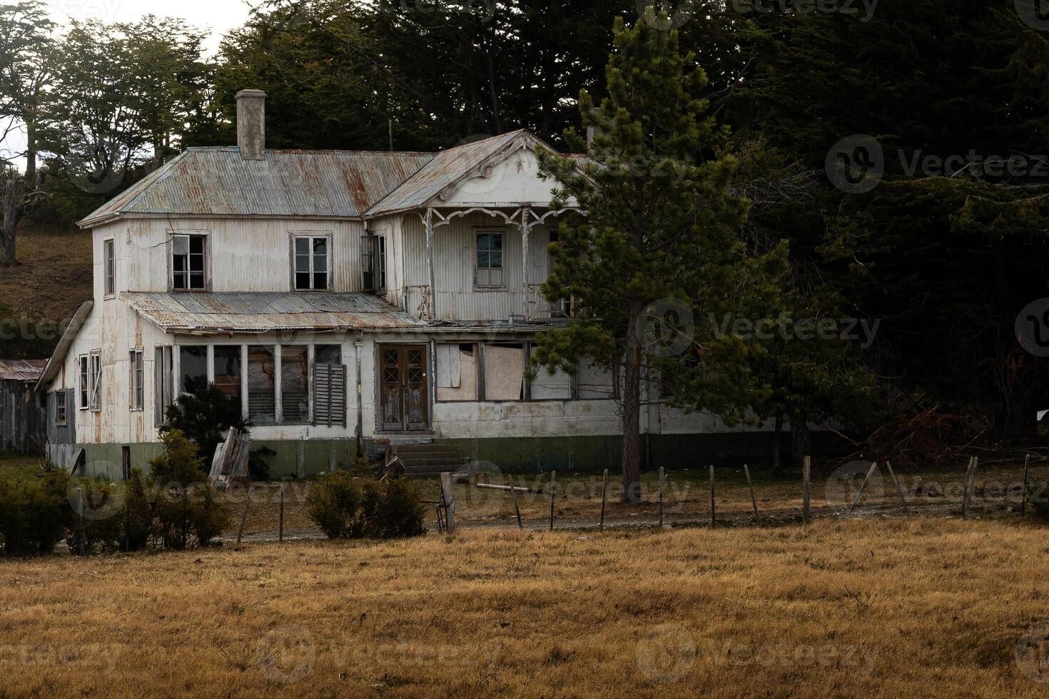 abandoned house in the countryside photo