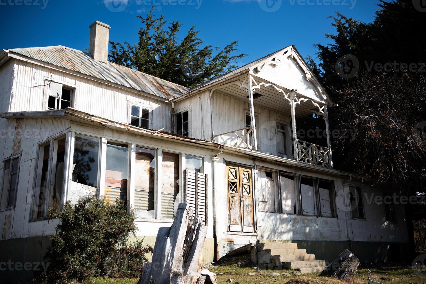 abandoned creepy house photo