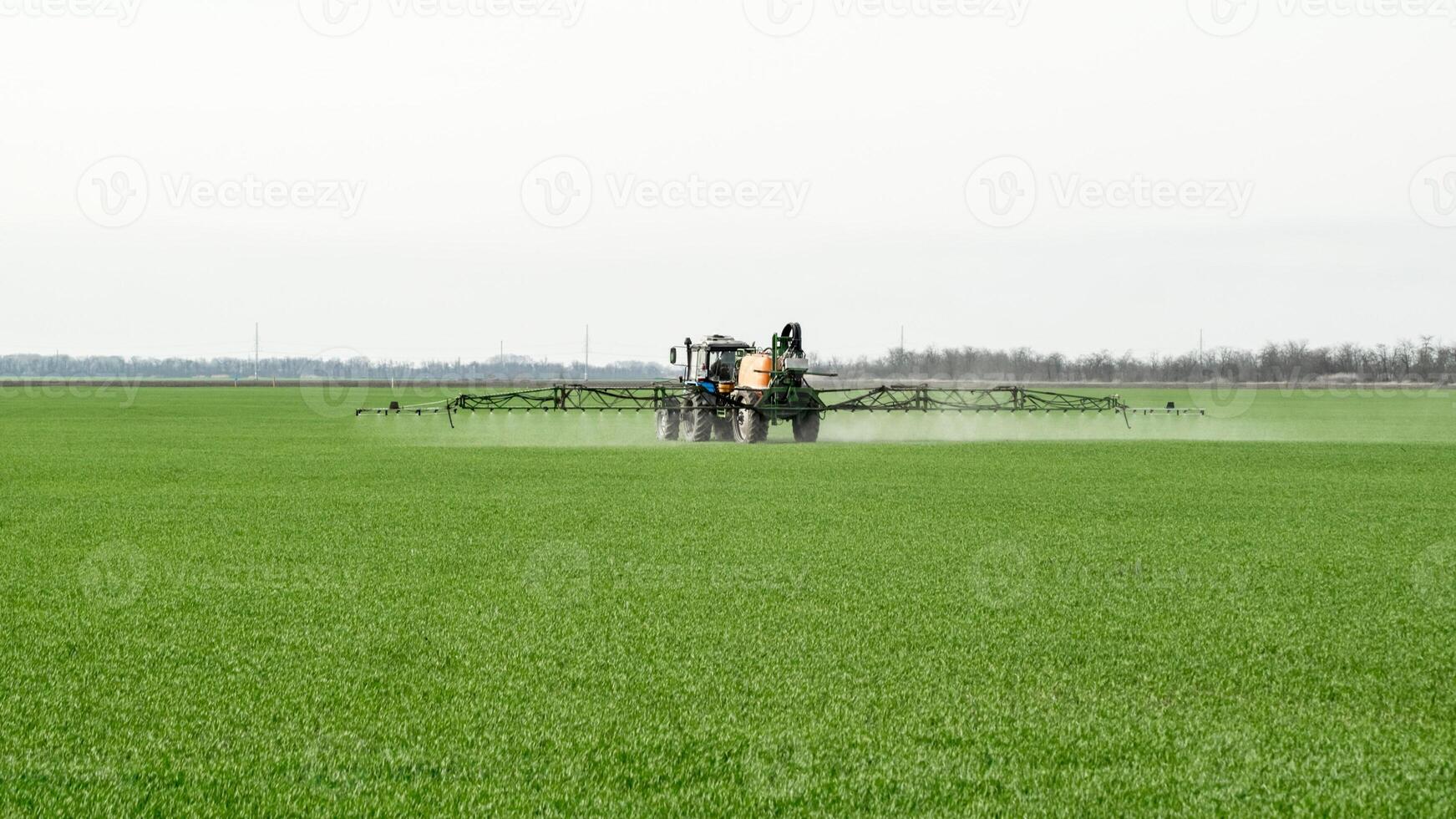 tractor con un rociar dispositivo para finamente disperso fertilizante. foto