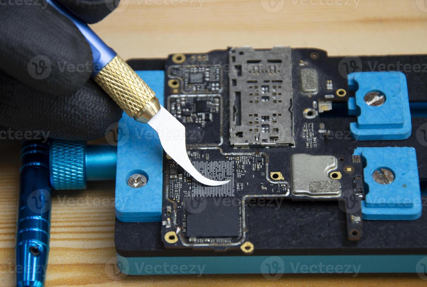 técnico es reparando teléfono inteligente tarjeta madre, circuito reparar foto