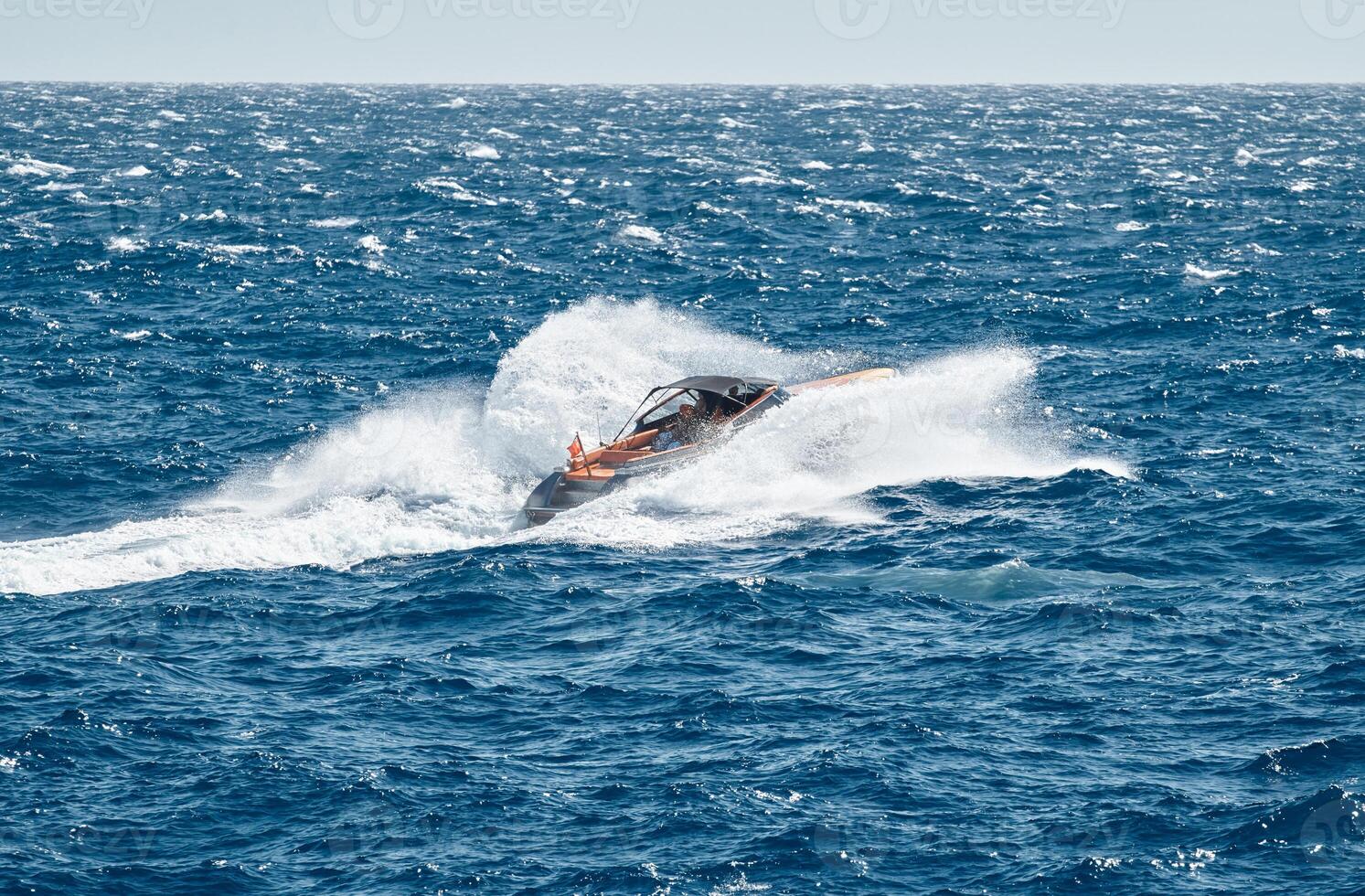 un motora es navegación a alto velocidad en el mar cerca Mónaco foto