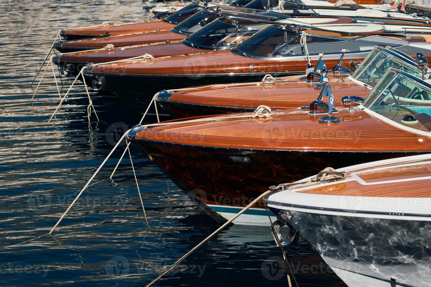 pocos lujo retro motor barcos en fila a el famoso motora exposición en el principado de Mónaco, monte carlo, el más costoso barcos para el mas rico gente, barcos para Rico clientela foto