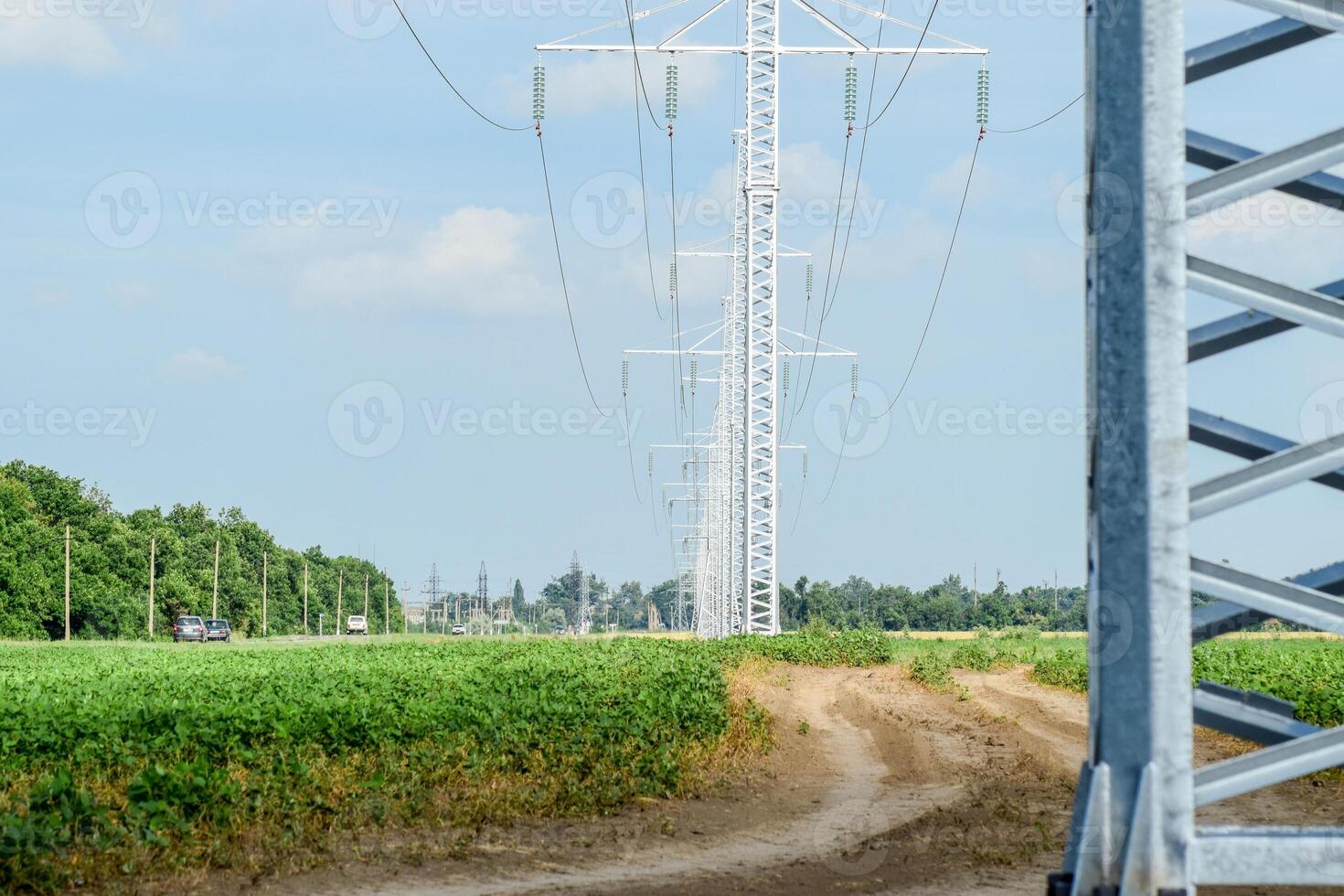 transmisión torre en un antecedentes campo de soja foto