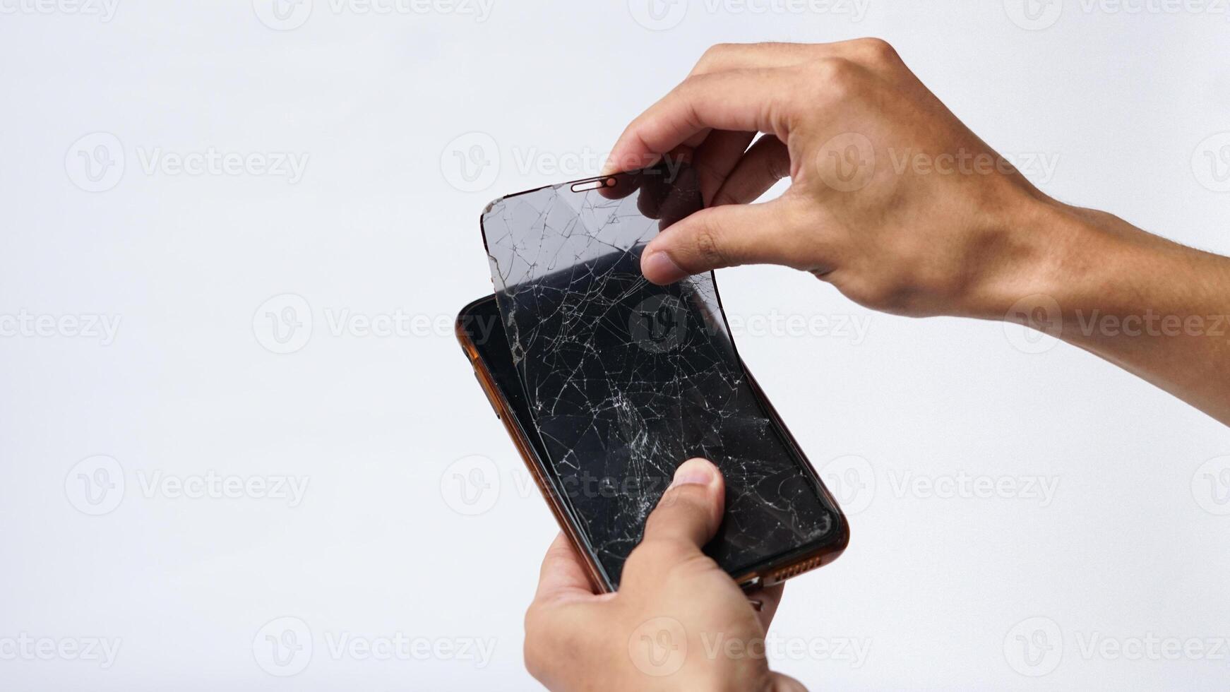 hombre participación teléfono inteligente con roto pantalla táctil monitor en blanco antecedentes foto