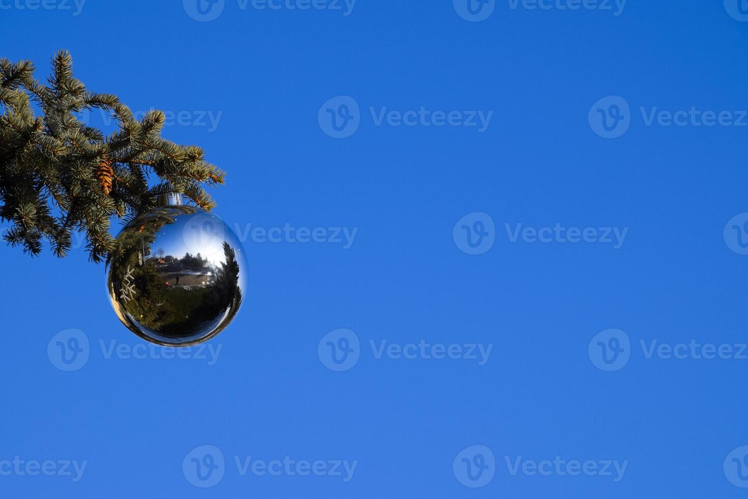 decoraciones nuevo año árbol. oropel y juguetes, pelotas y otro decoraciones en el Navidad Navidad árbol en pie en el abierto aire. foto