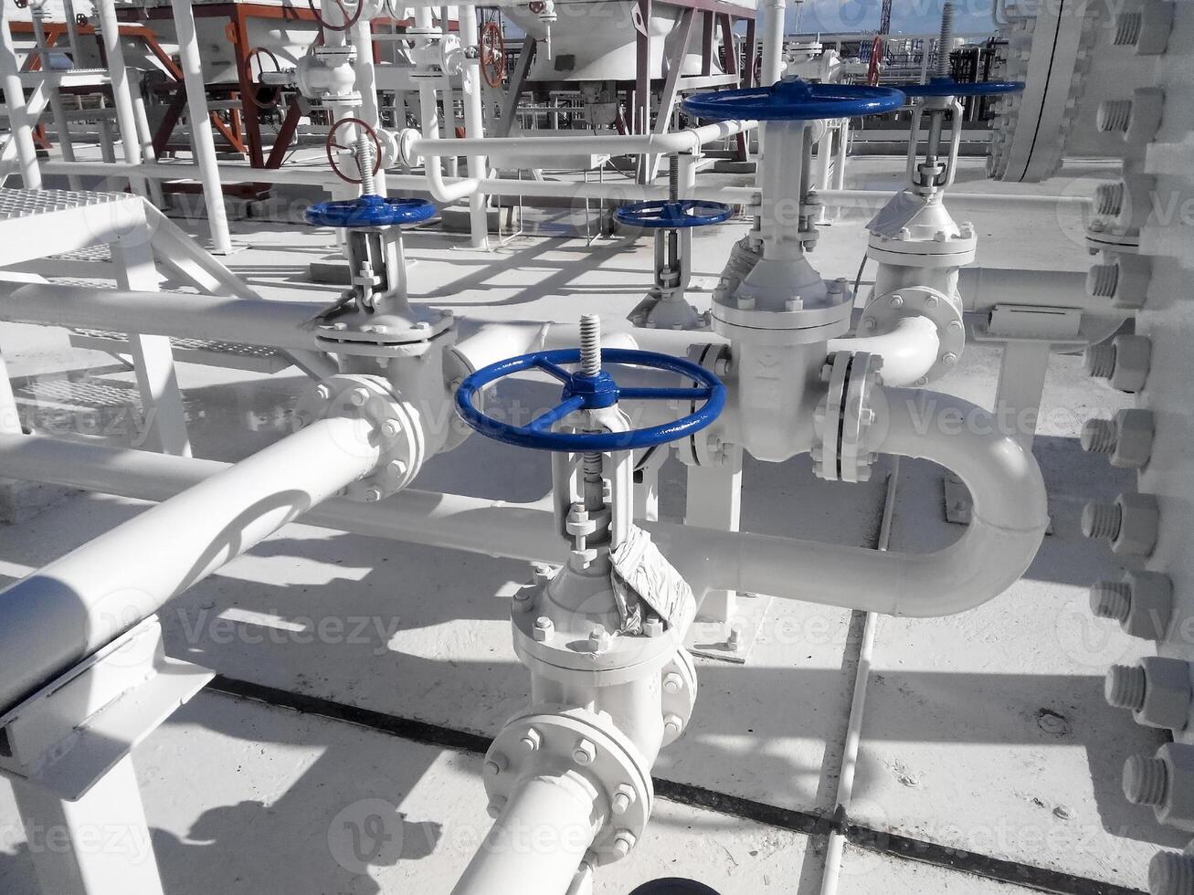 Latch on the pipeline photo