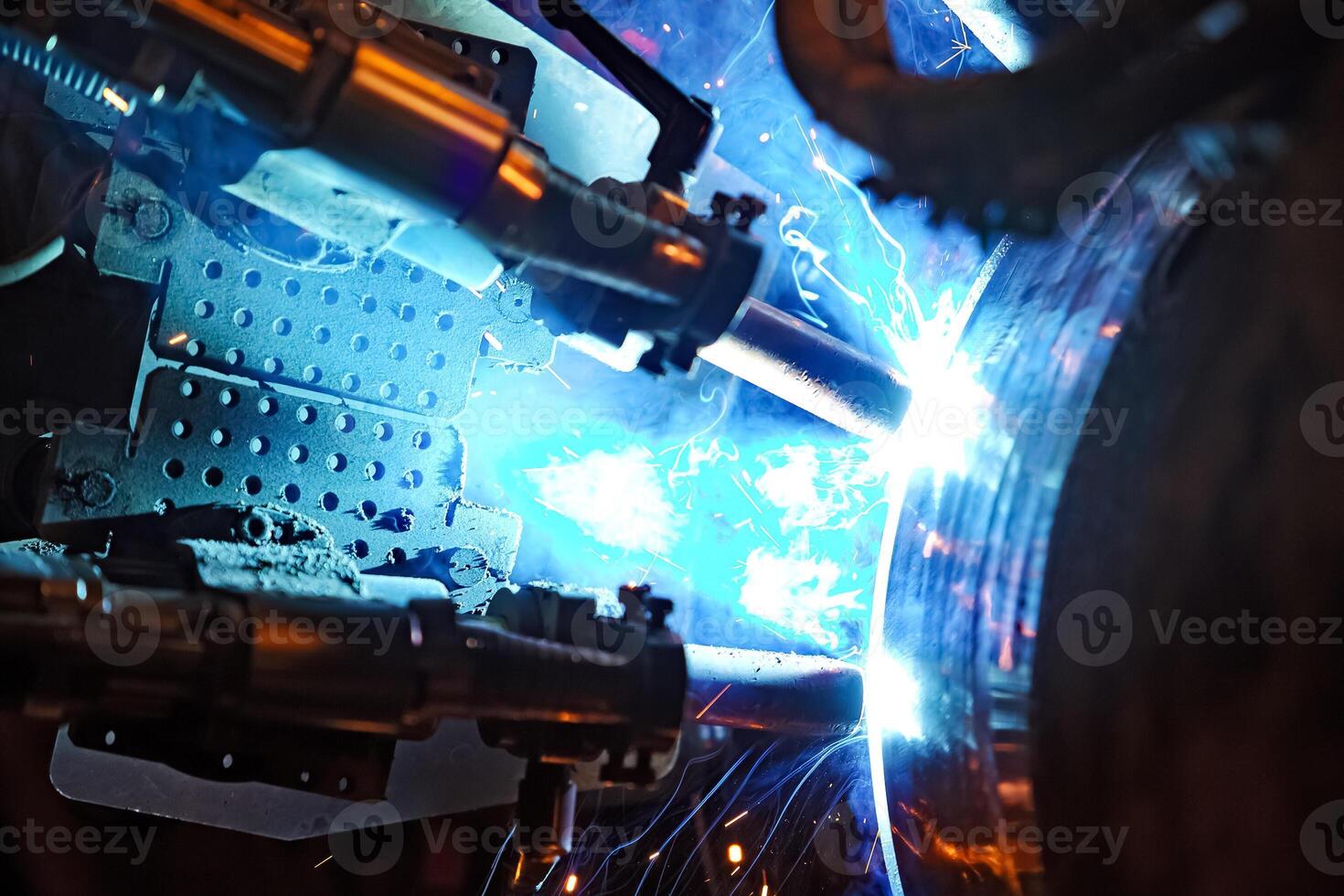 Butt welding underwater pipeline using automatic equipment photo