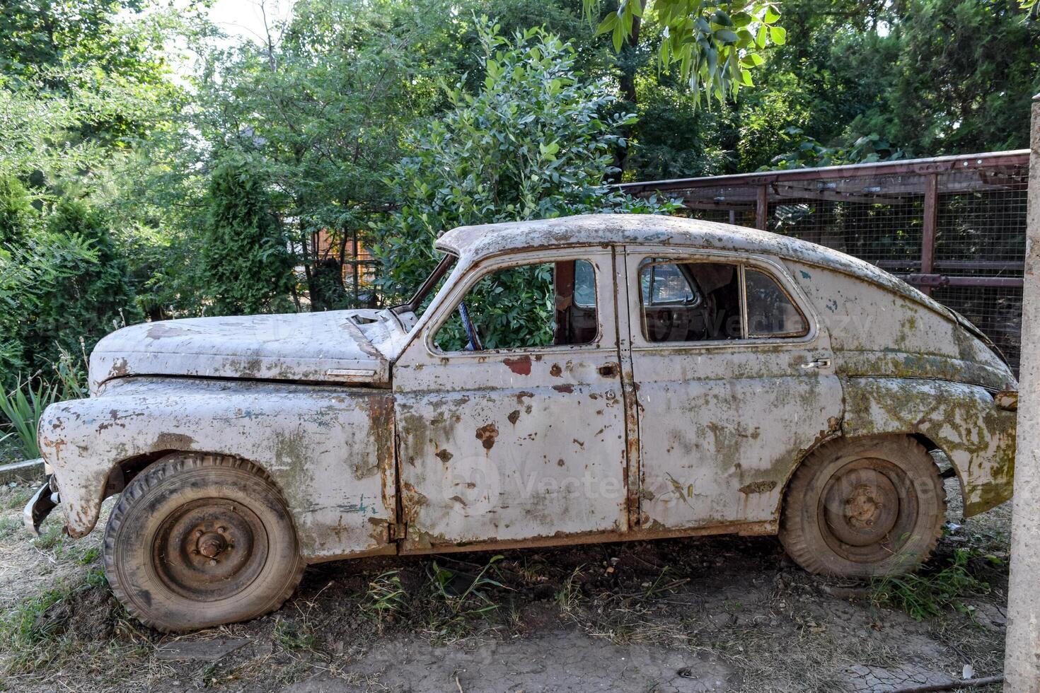 antiguo oxidado Soviético coche victoria. raro exposición foto
