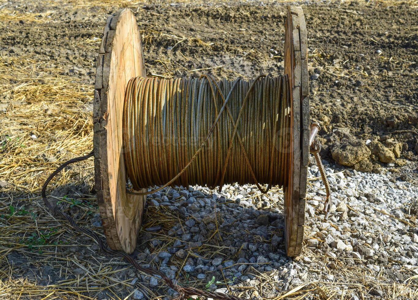 el relajarse de el Alto voltaje cable desde el carrete almacenamiento bahía foto