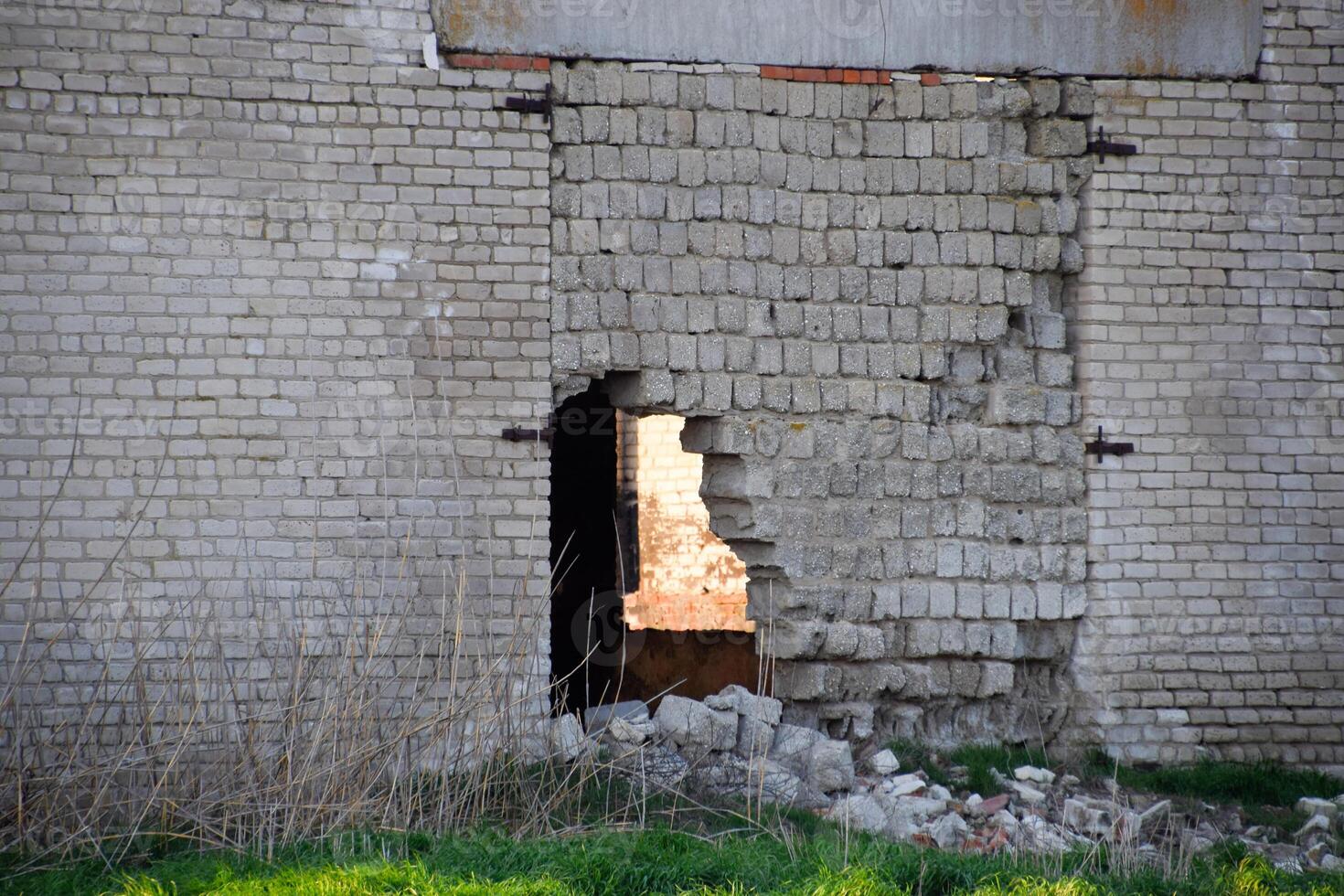 antiguo Soviético ladrillo abandonado edificio. colapso ladrillo construcción. foto