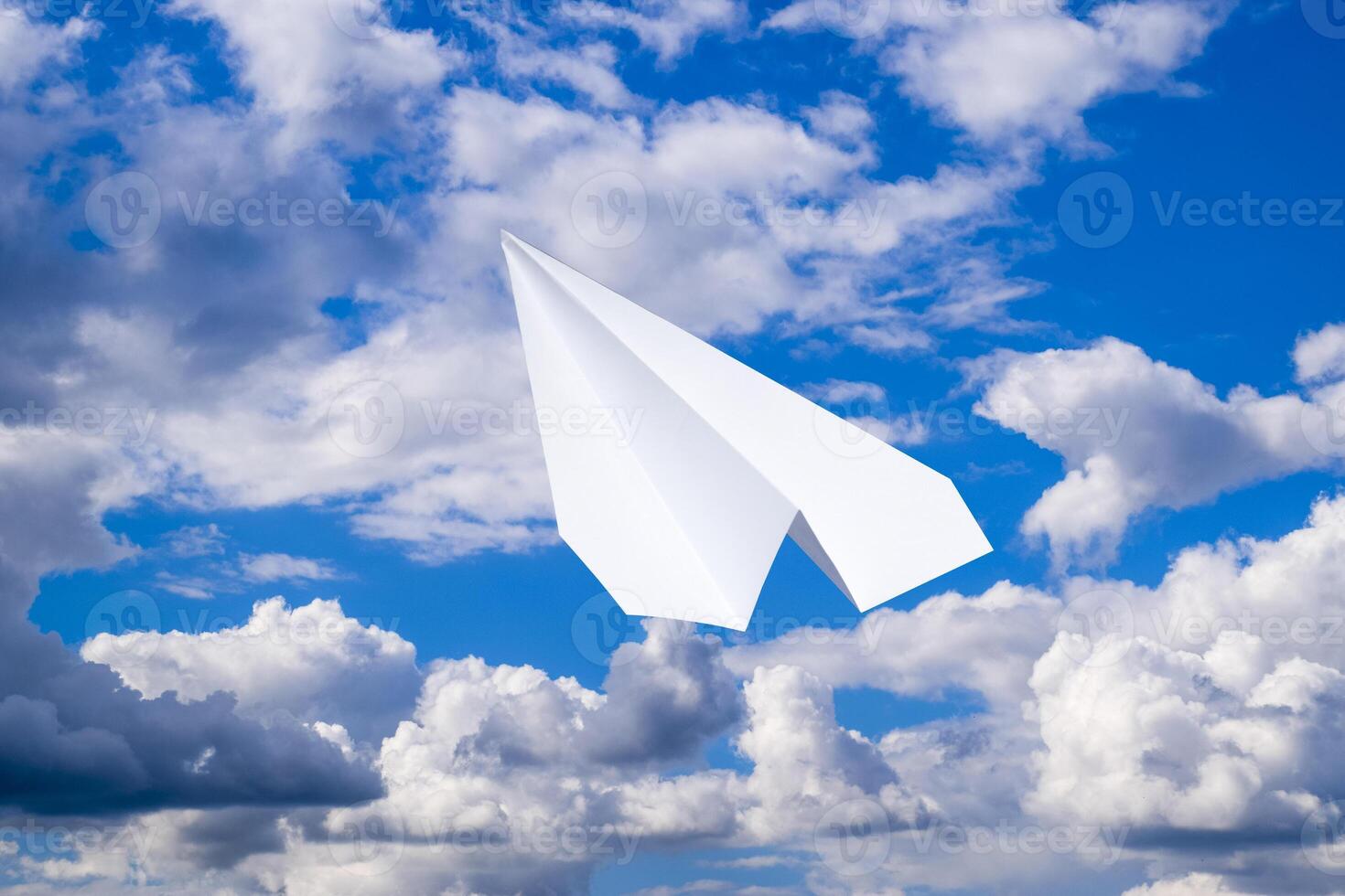 blanco papel avión en un azul cielo con nubes el mensaje símbolo en el Mensajero foto