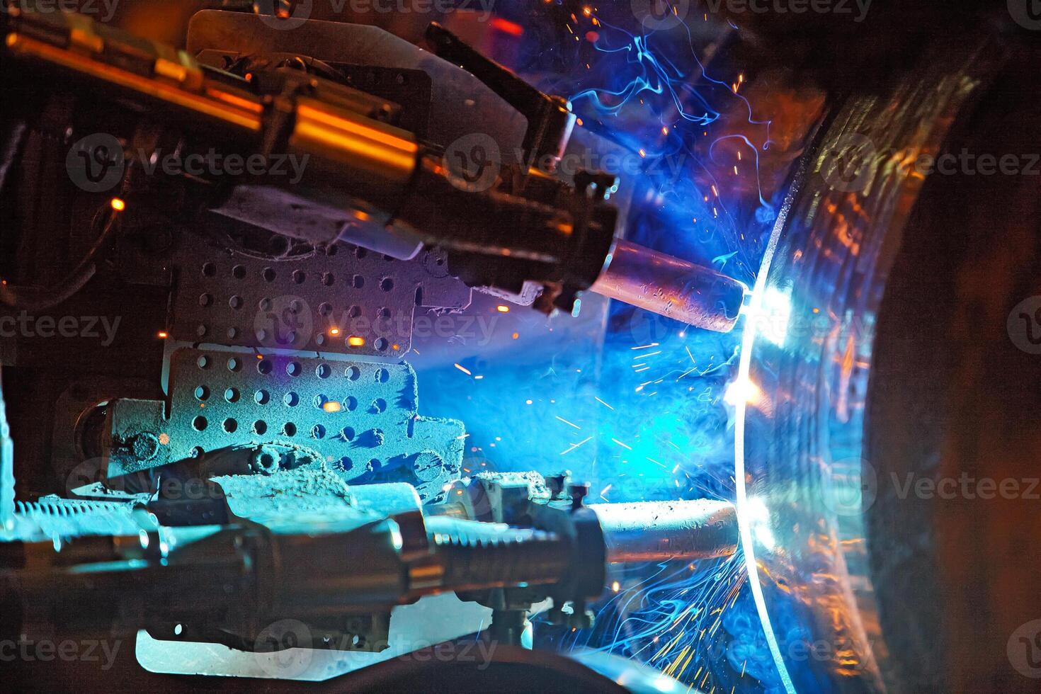 Butt welding underwater pipeline using automatic equipment photo