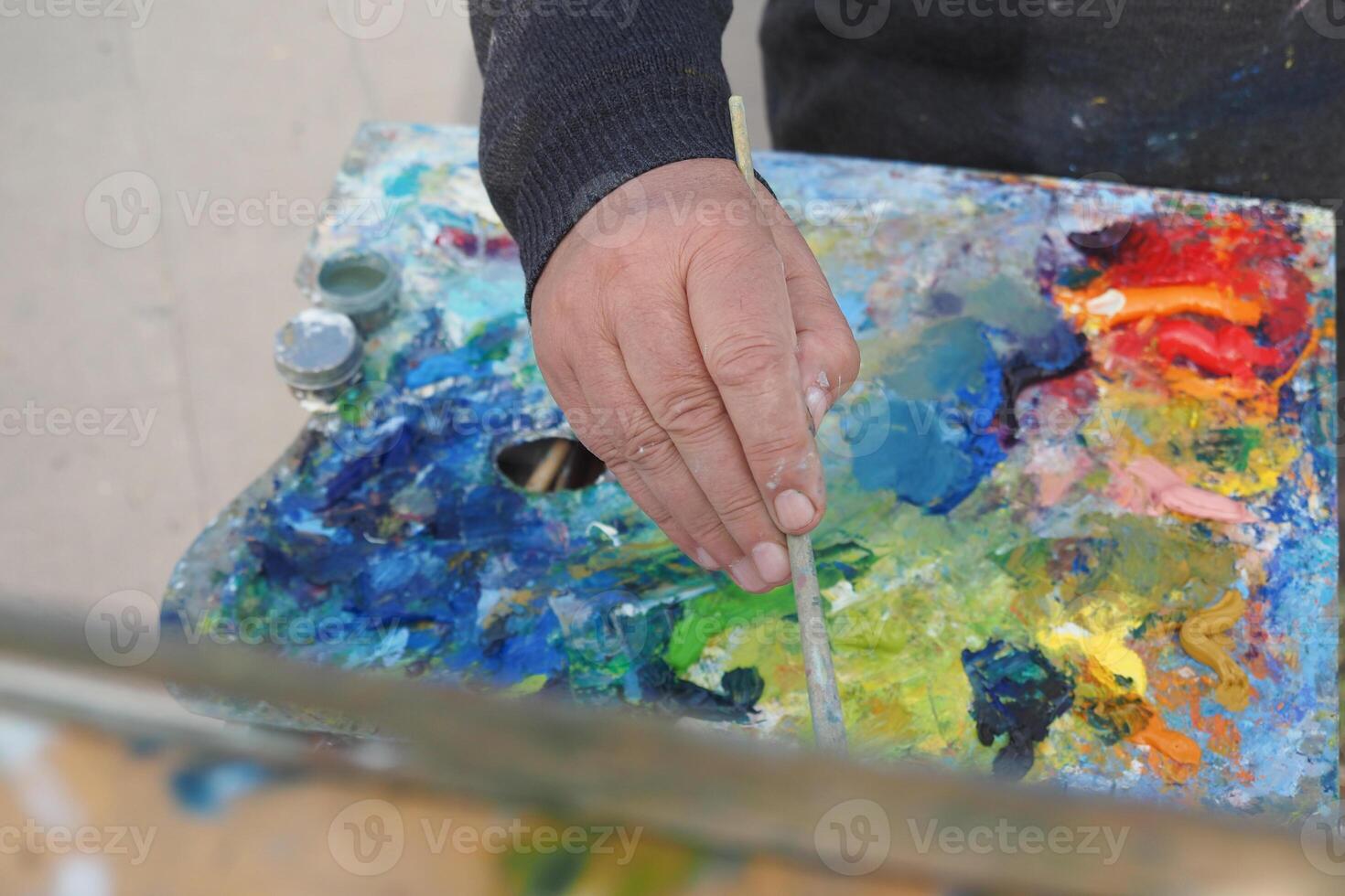 el artista pinturas un imagen en el parque. foto