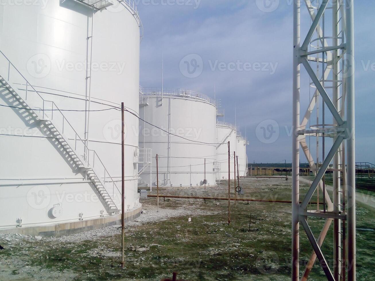 almacenamiento tanques para petróleo productos foto