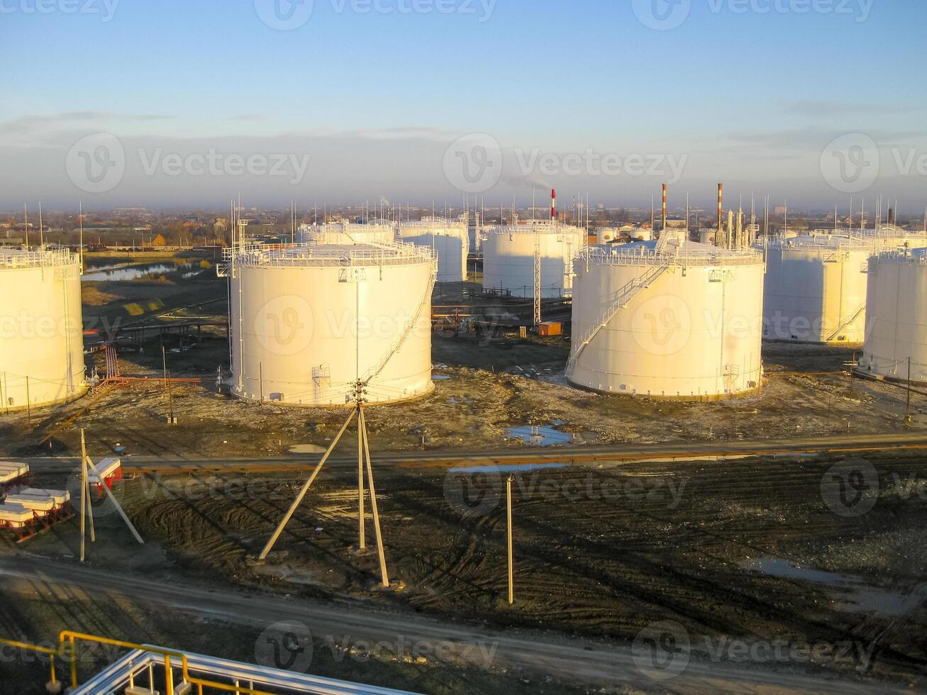 almacenamiento tanques para petróleo productos foto