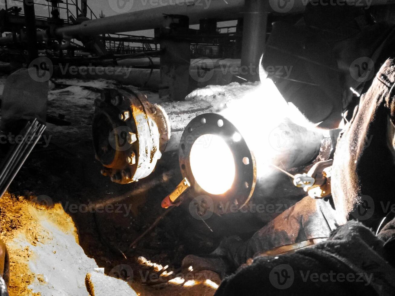 la seguridad a trabajar. soldadura y instalación de el tubería. industrial días laborables soldadores y instaladores foto