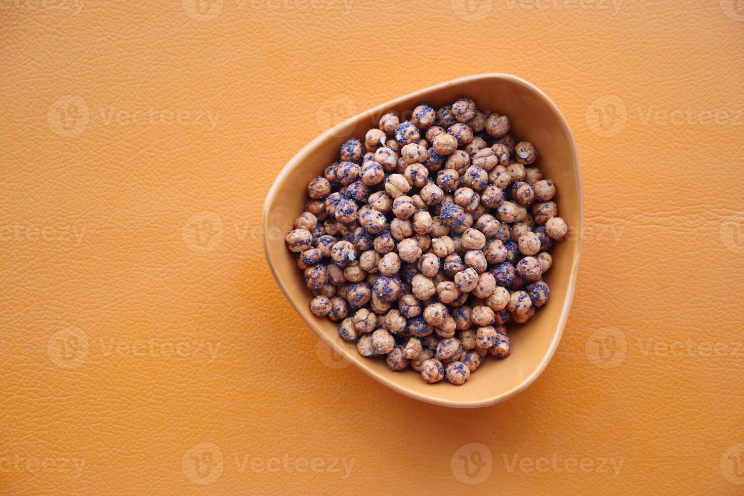 Roasted yellow chickpeas in a bowl . photo