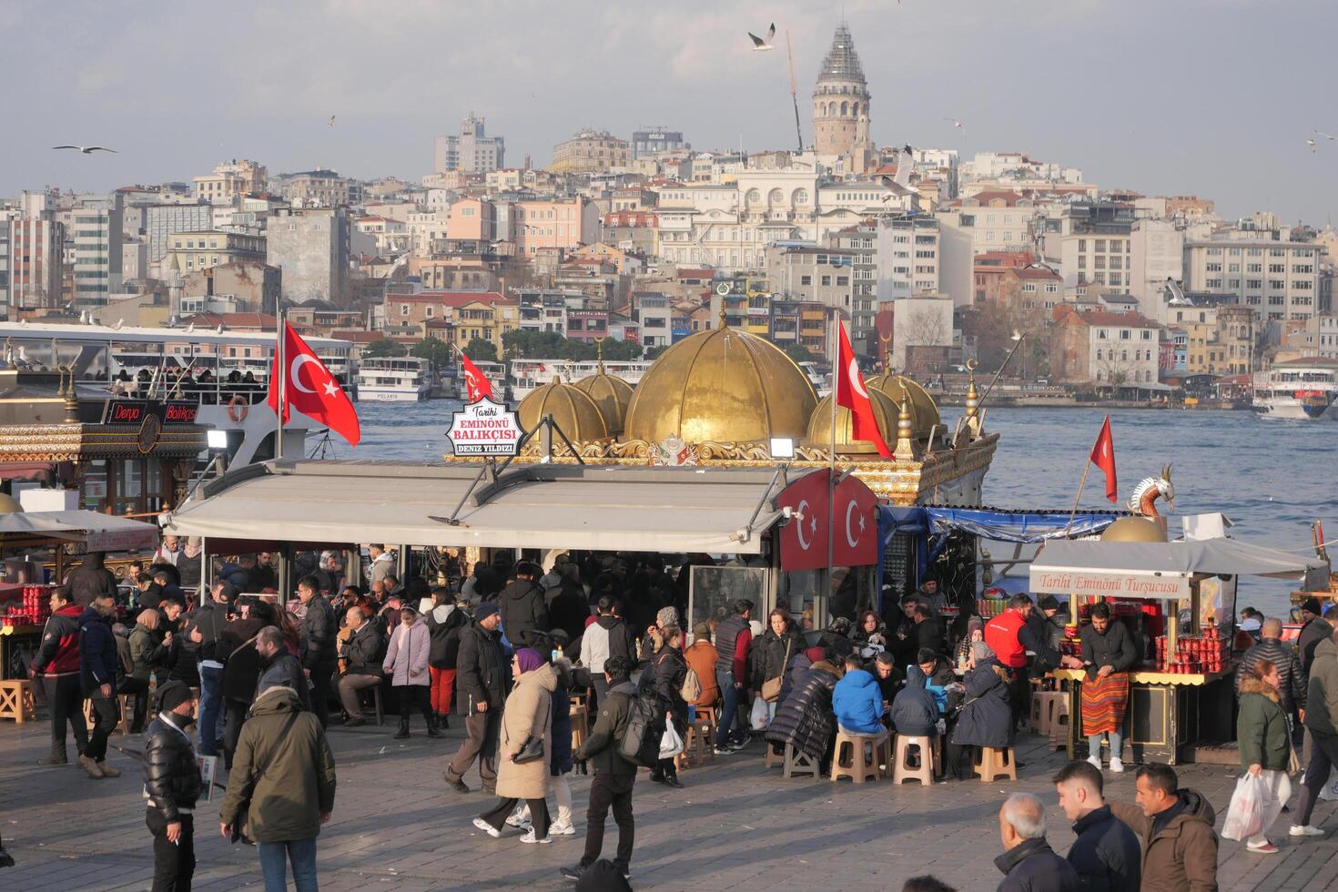 Turquía Estanbul 23 julio 2023. barco pescado restaurante a galata puente eminonu dorado cuerno Estanbul foto