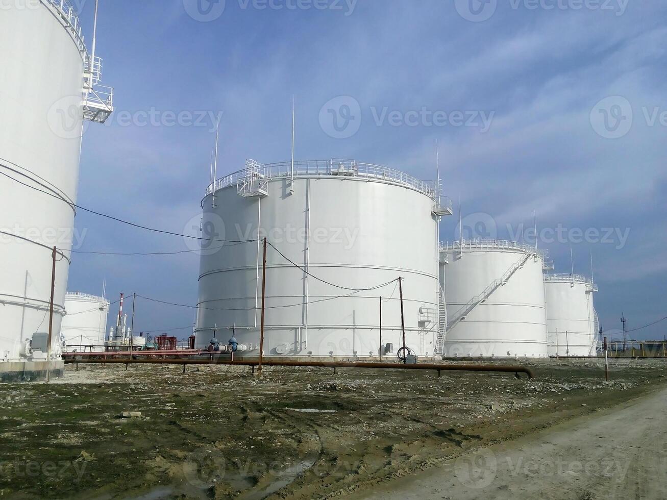 almacenamiento tanques para petróleo productos foto