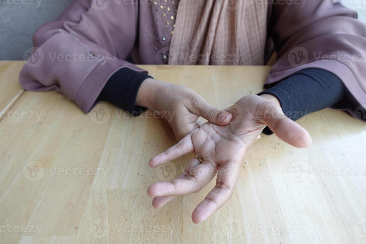 manos de mujeres jóvenes que sufren dolor de muñeca, foto