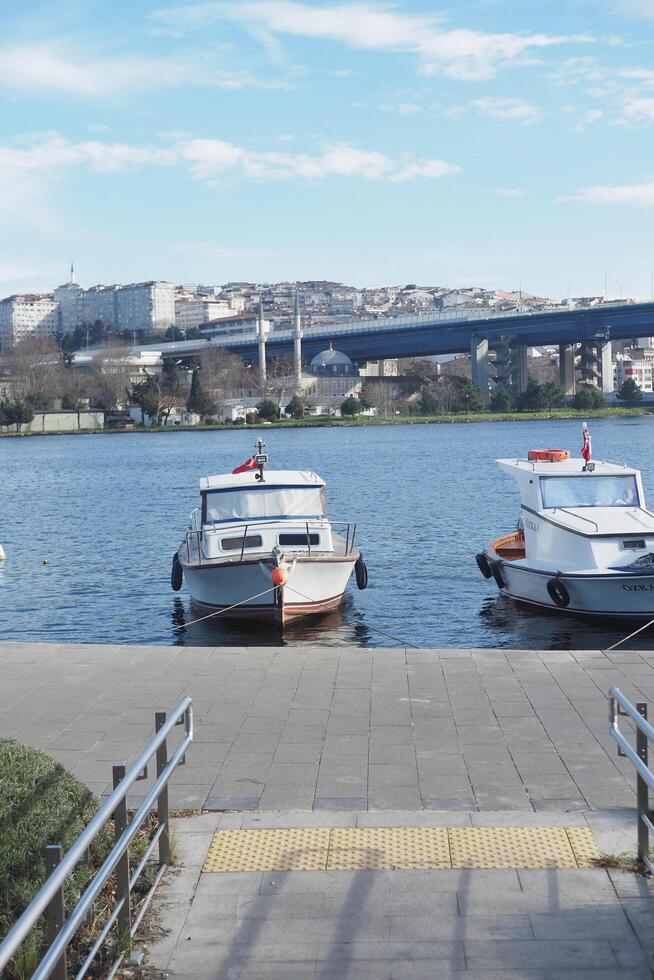 Turquía Estanbul 12 junio 2023. barco muelle en río en eyupsultán. foto