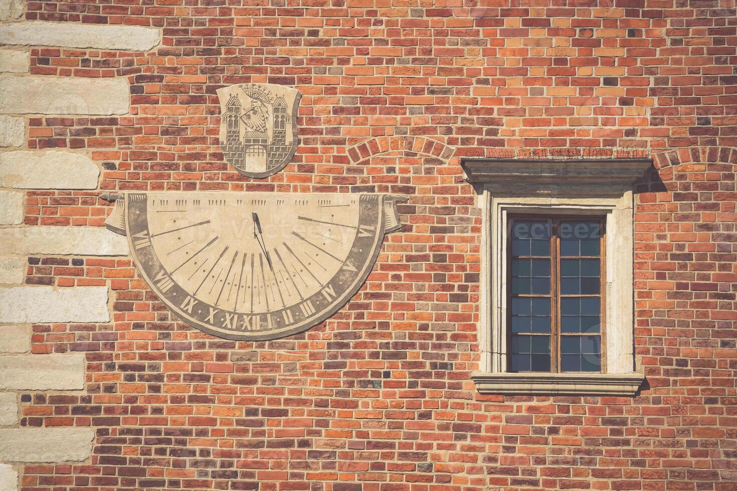 Sandomierz, pueblo en Polonia. antiguo pueblo salón reloj de sol. foto