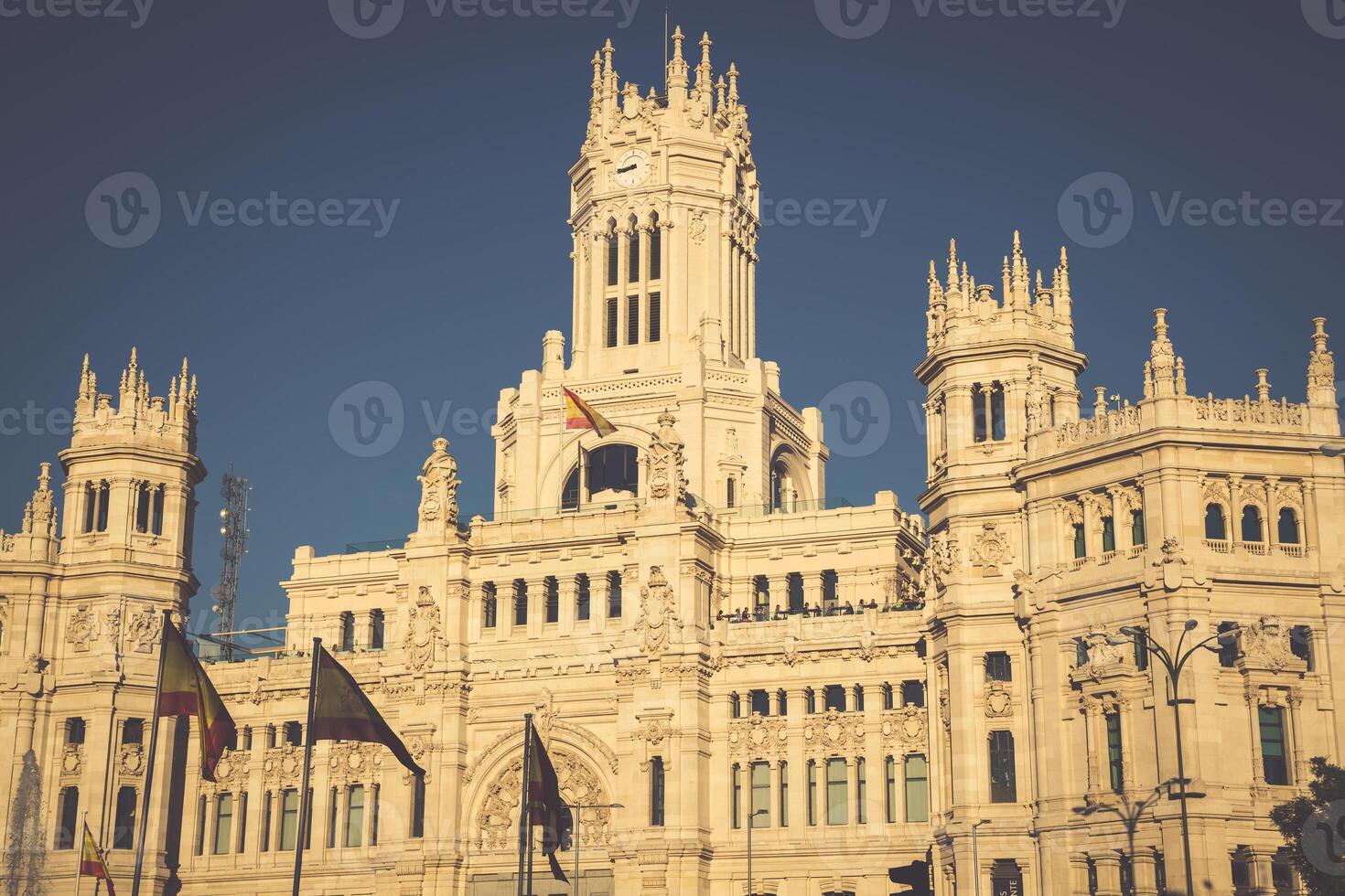 cibeles palacio es el más prominente de el edificios a el plaza Delaware cibeles en Madrid, España. esta impresionante edificio es el Madrid ciudad salón. foto