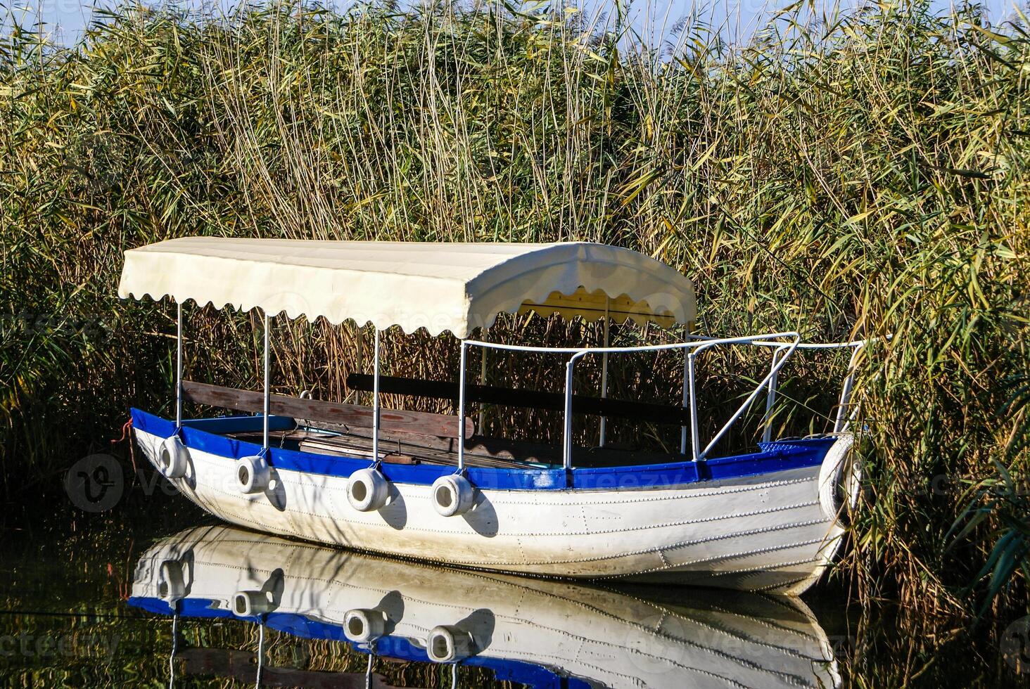 ohrid lago. pescar barcos con el ver de un antiguo pueblo de ohrid en el antecedentes. foto