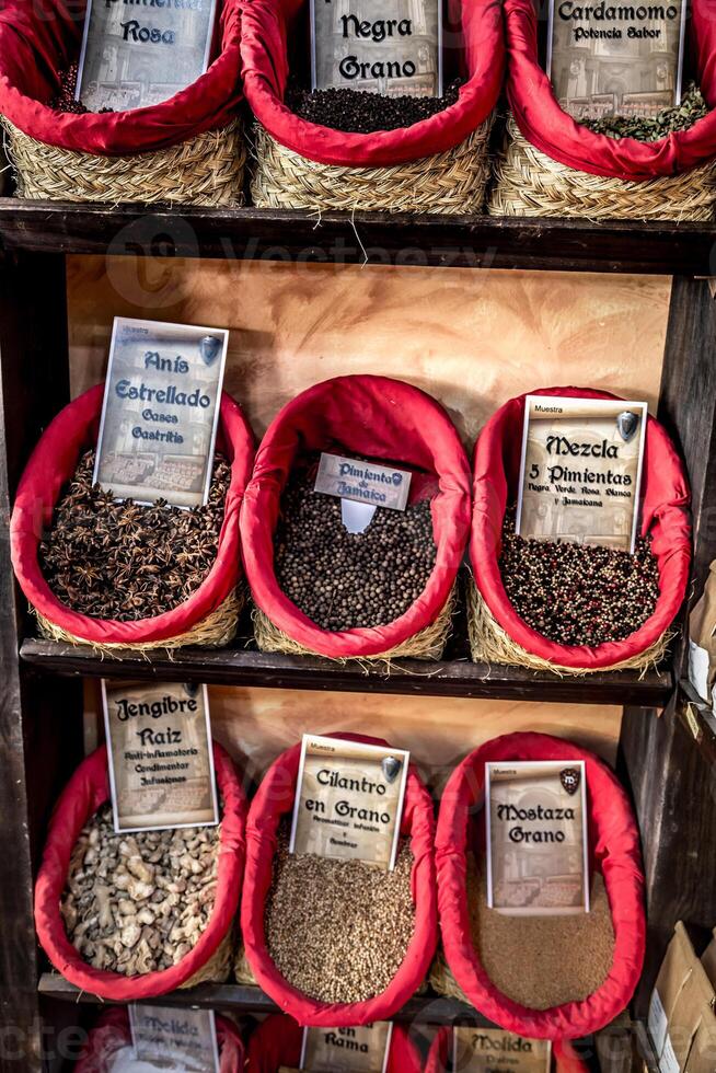 especias, semillas y té vendido en un tradicional mercado en granada, España foto