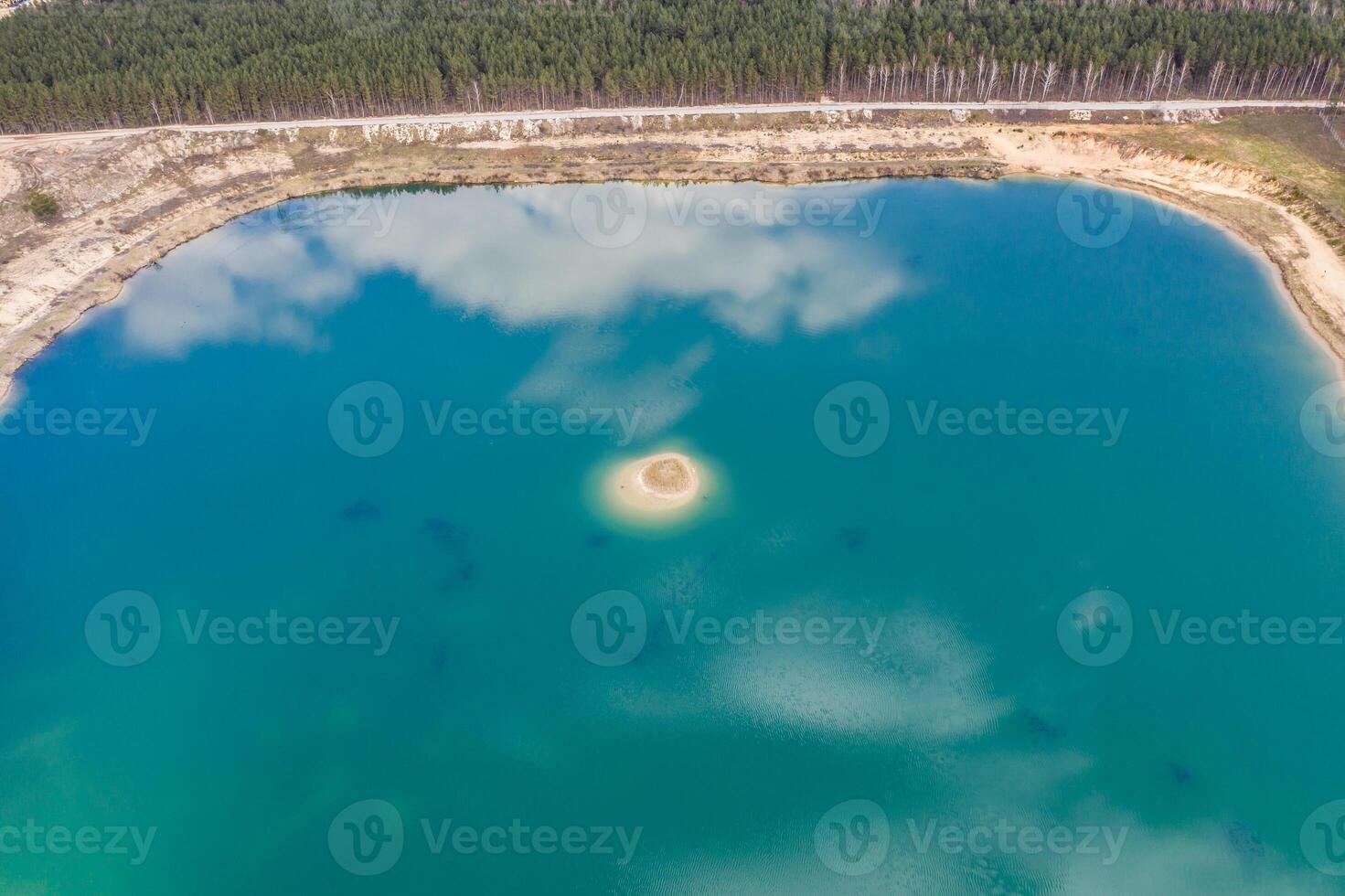 aéreo parte superior abajo ver de hermosa verde aguas de lago.polonia foto