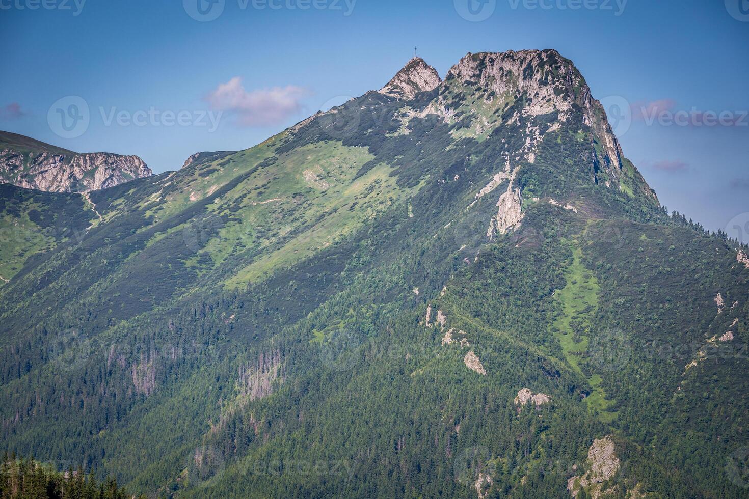 el popular montaña giewont en polaco tatra montañas. foto