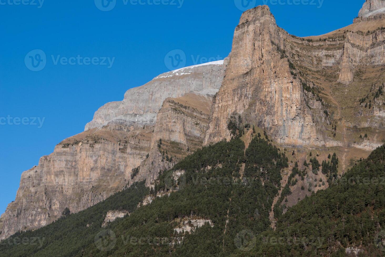 escénico ver de famoso Ordesa valle, notario público Ordesa y monte perdido, España. foto