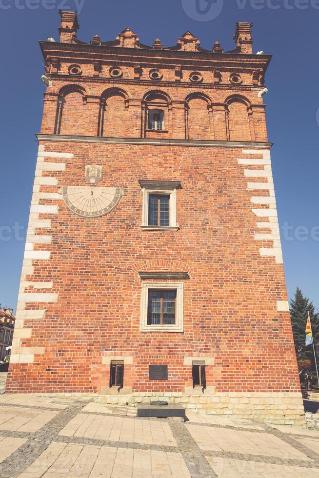 gótico estilo pueblo salón con Renacimiento ático en el antiguo pueblo en Sandomierz, Polonia foto