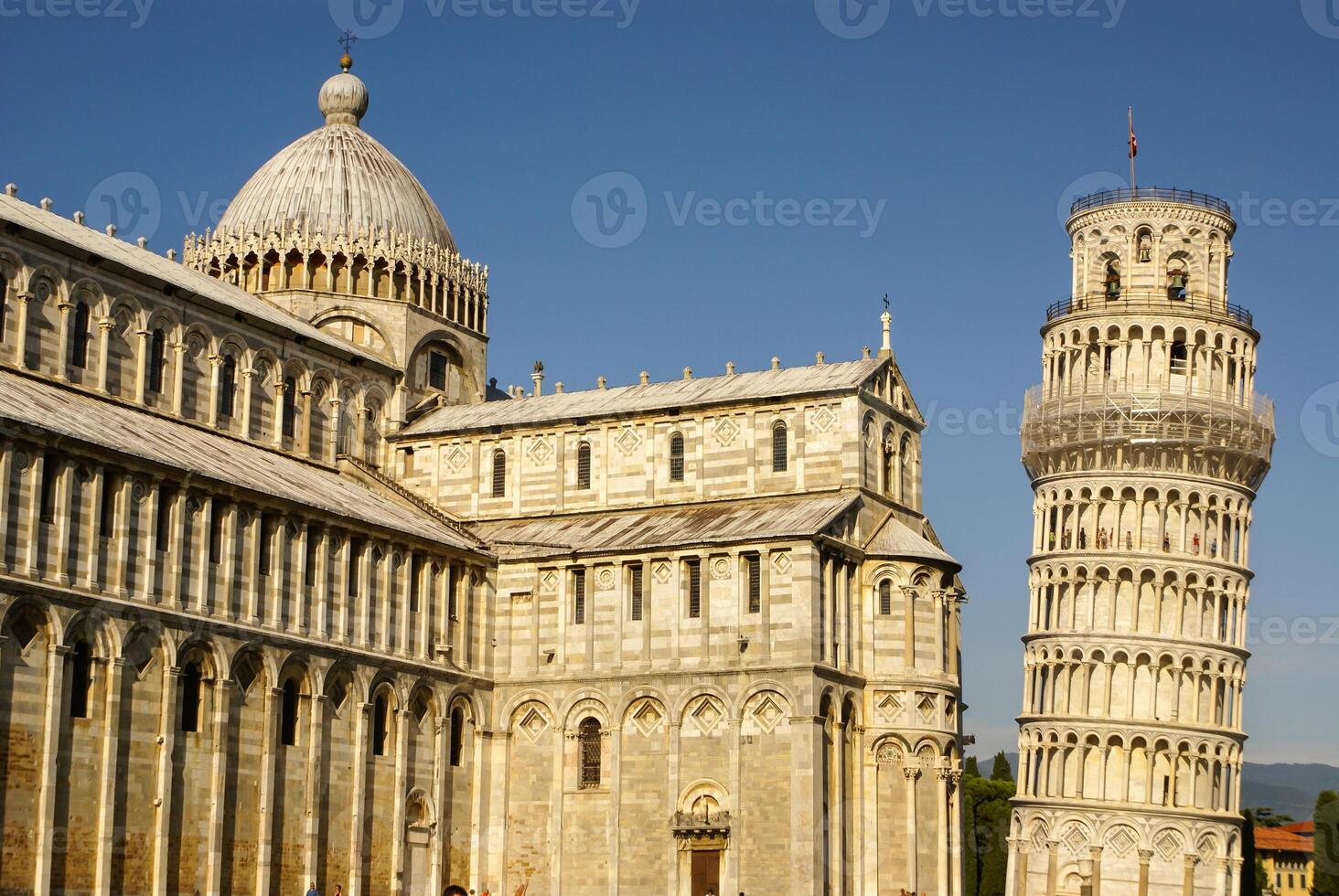 Pisa catedral cuadrado con verde césped en un prado y claro azul cielo en el antecedentes foto