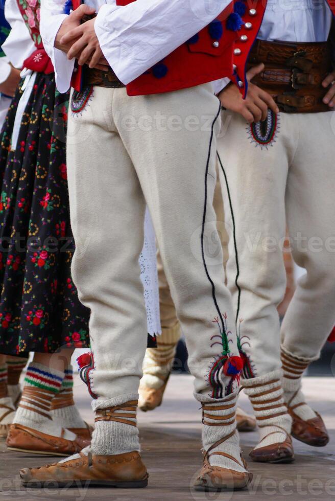 horizontal color imagen de hembra polaco bailarines en tradicional folklore disfraces en etapa foto