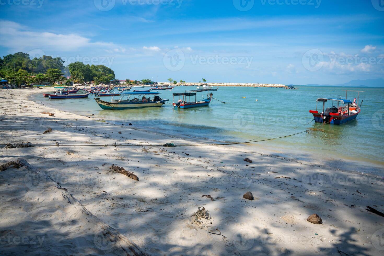 pescar barcos en el mar y playa de Jorge pueblo ciudad en el distancia en el estrecho de malaca en Penang, Malasia. foto