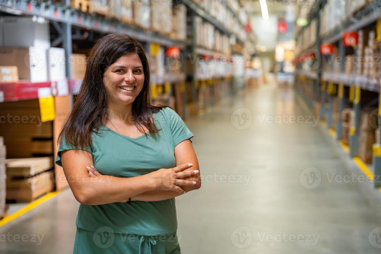 retrato de mujer cliente o Tienda trabajador con estantería en almacenamiento como antecedentes. alto calidad foto