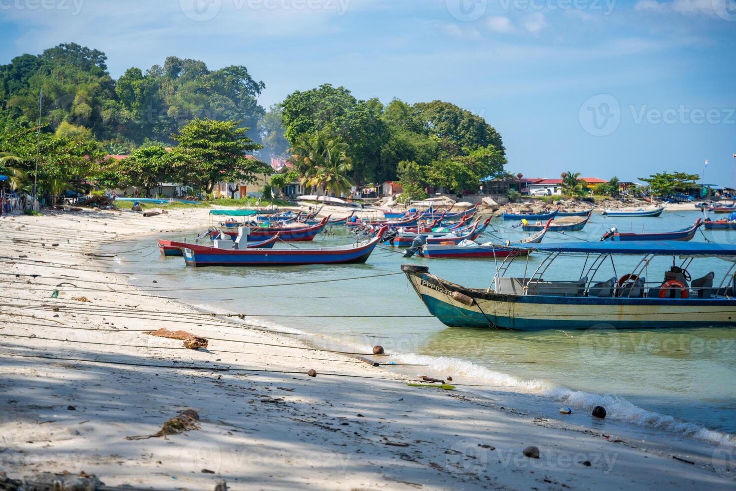 pescar barcos en el mar y playa de Jorge pueblo ciudad en el distancia en el estrecho de malaca en Penang, Malasia. foto