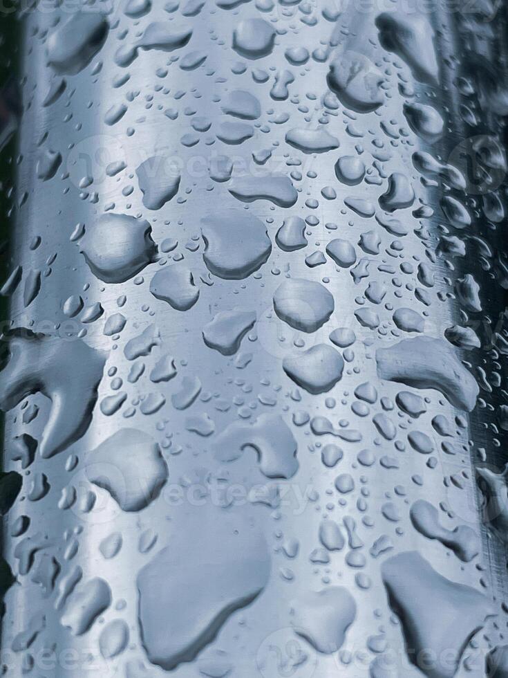 gotas de lluvia en el metálico superficie en lluvioso dias foto